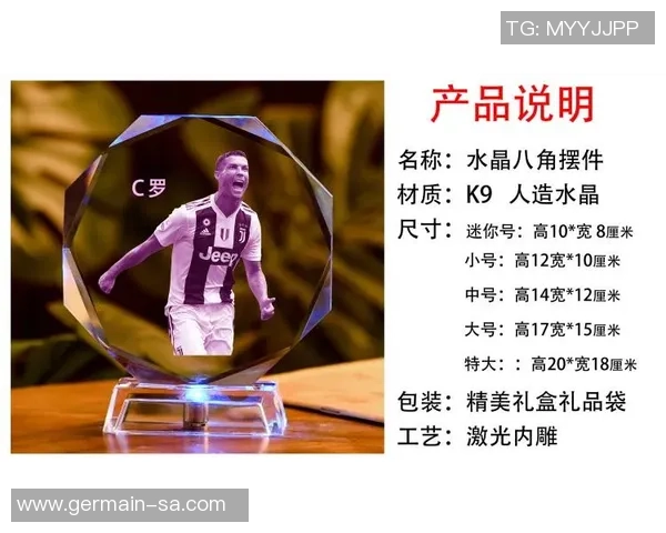 足球明星水晶摆件精美展示与收藏价值解析